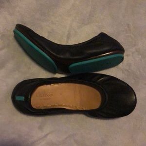 Cute never worn before black tieks.
